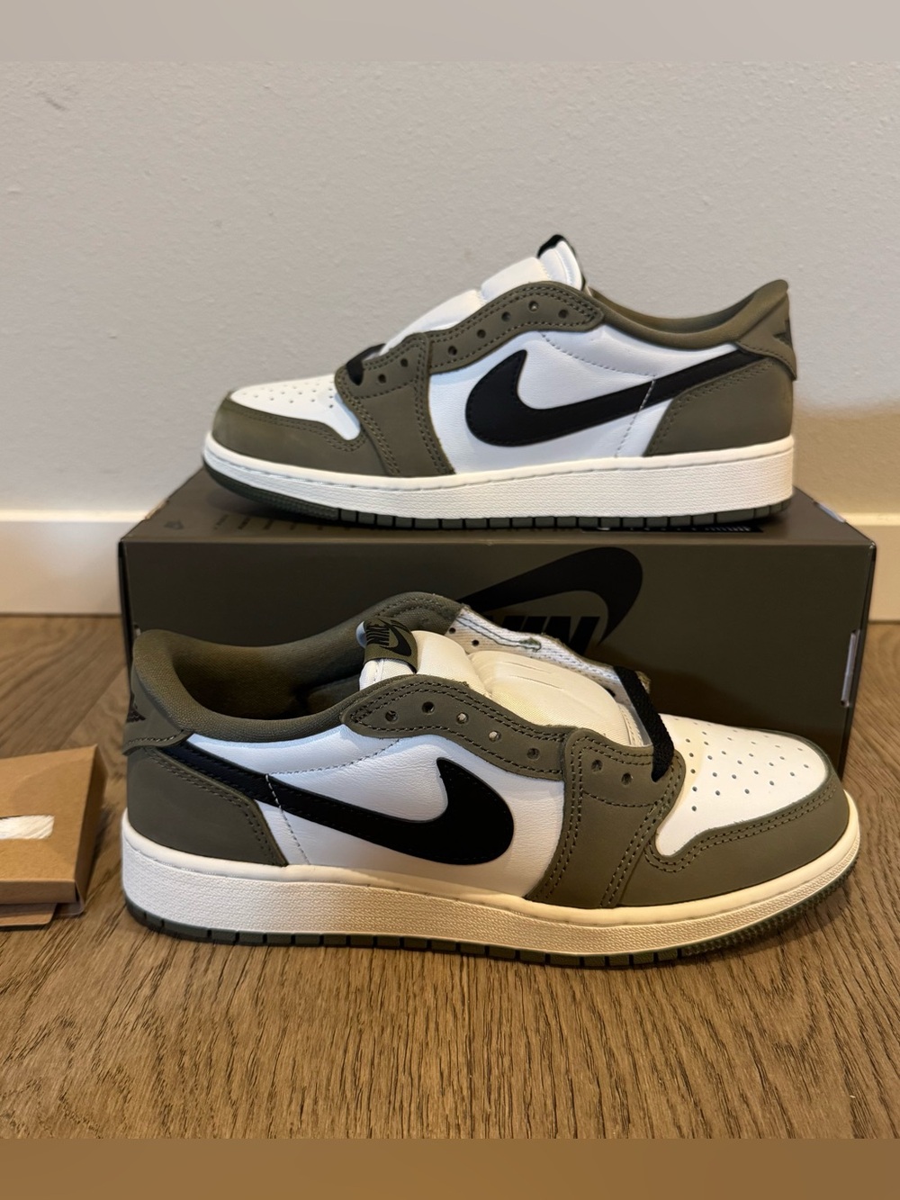 Air Jordan 1 Retro Low Medium Olive White